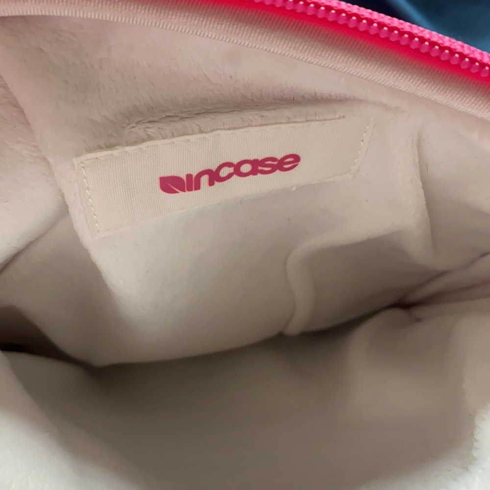 Incase iPad case - Picture 4 of 8